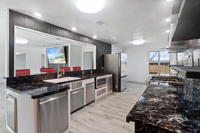 5001 Texas Avenue, La Marque, TX 77568