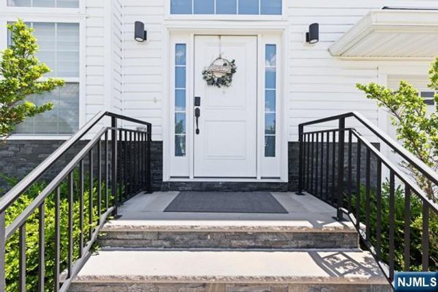 28 Lamb Court, Norwood, NJ 07648