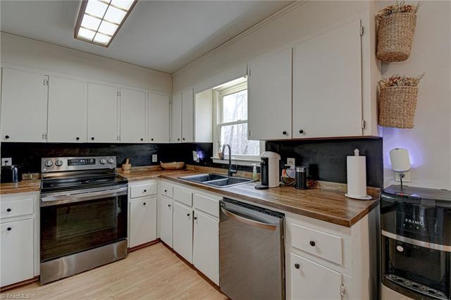 1410 W Old Phillips Road, Pinnacle, NC 27043