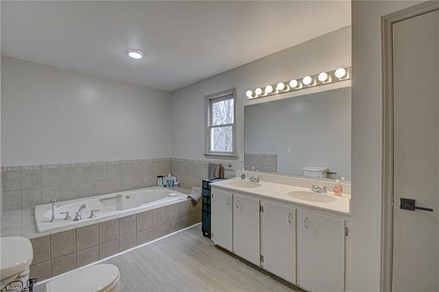 1410 W Old Phillips Road, Pinnacle, NC 27043