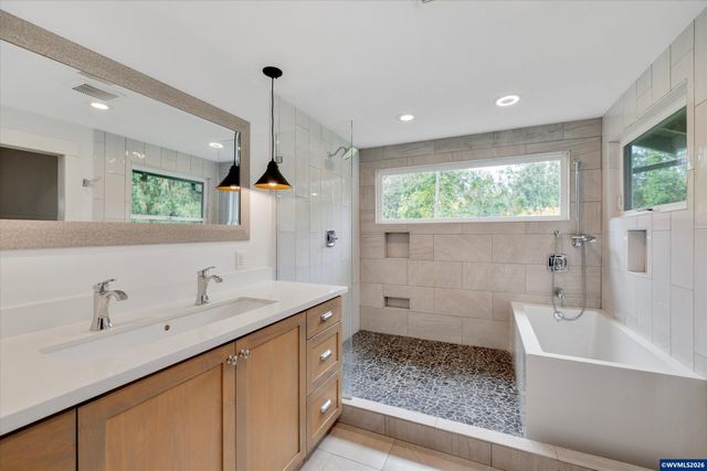 12653 NE Cedarbrook Rd, Aurora, OR 97002