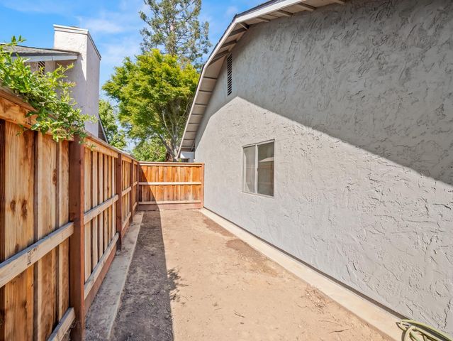 1115 W Minarets Avenue, Fresno, CA 93650