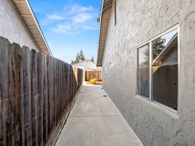 1115 W Minarets Avenue, Fresno, CA 93650