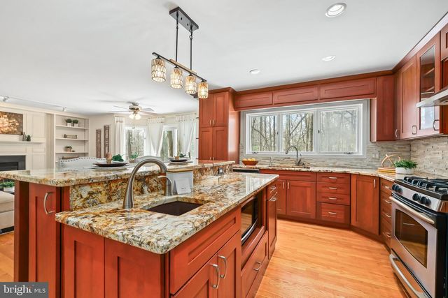 11573 HEMINGWAY DR, Reston, VA 20194