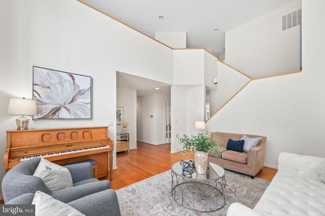 11573 HEMINGWAY DR, Reston, VA 20194