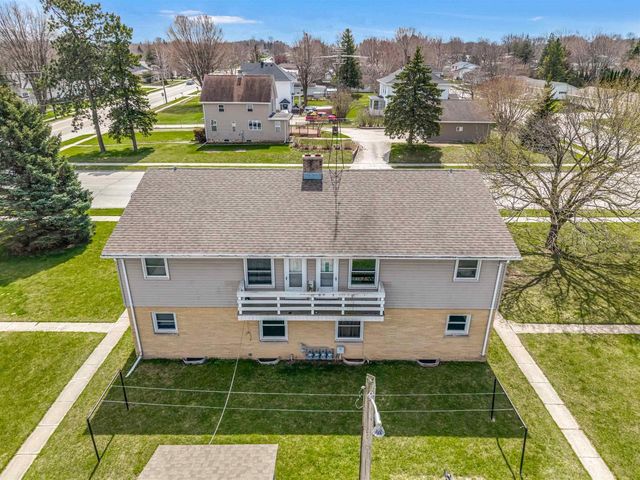 1410 HICKORY LANE, New Holstein, WI 53061