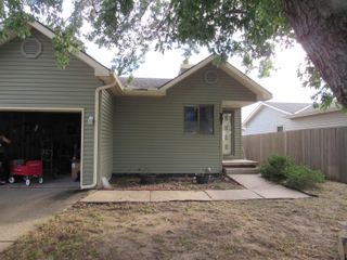 907 E Idlewild Dr, Wichita, KS 67216