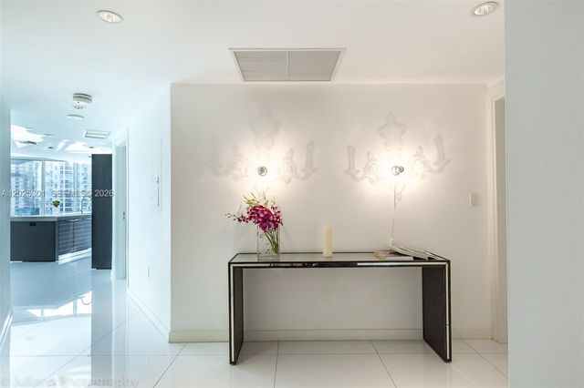 200 Biscayne Boulevard Way 3102, Miami, FL 33131