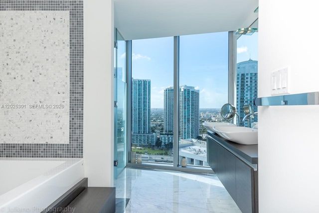 200 Biscayne Boulevard Way 3102, Miami, FL 33131