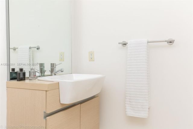 200 Biscayne Boulevard Way 3102, Miami, FL 33131