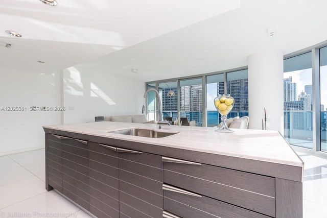 200 Biscayne Boulevard Way 3102, Miami, FL 33131