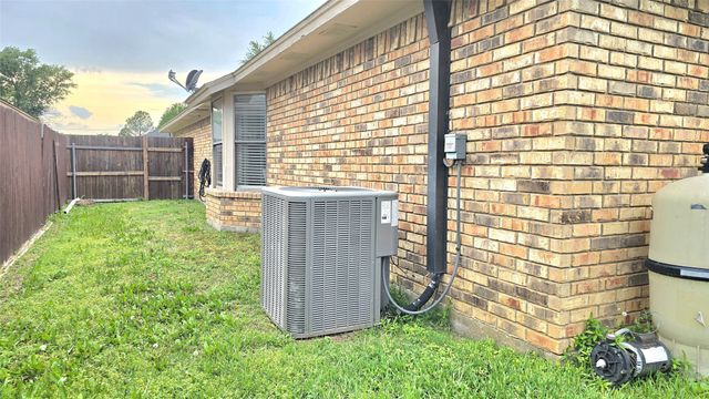 6301 Lotus Drive, Arlington, TX 76001
