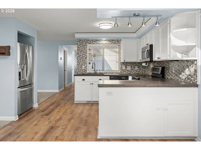 421 S 70TH Pl, Springfield, OR 97478