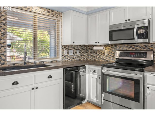 421 S 70TH Pl, Springfield, OR 97478