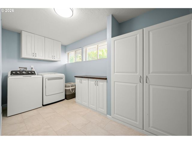 421 S 70TH Pl, Springfield, OR 97478