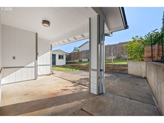 421 S 70TH Pl, Springfield, OR 97478