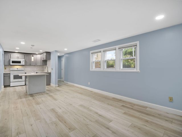 24 Betty's Pond Road 1K, Hyannis, MA 02601