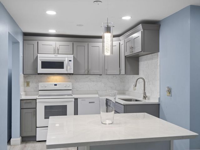 24 Betty's Pond Road 1K, Hyannis, MA 02601