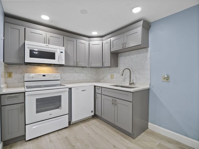 24 Betty's Pond Road 1K, Hyannis, MA 02601