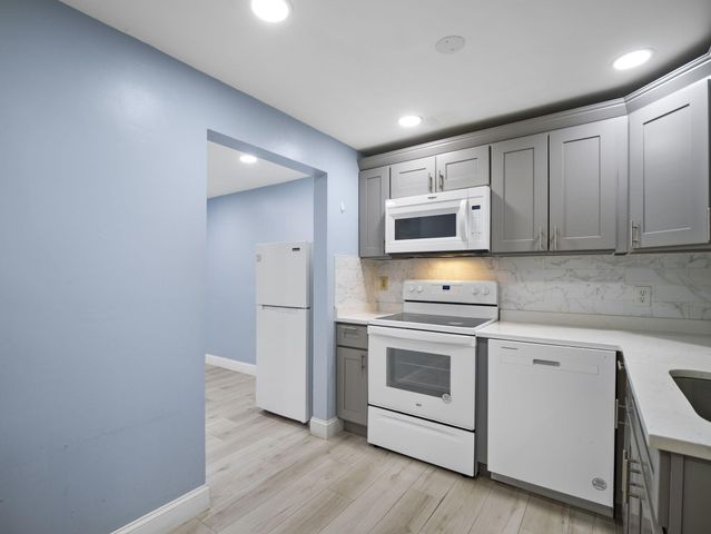 24 Betty's Pond Road 1K, Hyannis, MA 02601