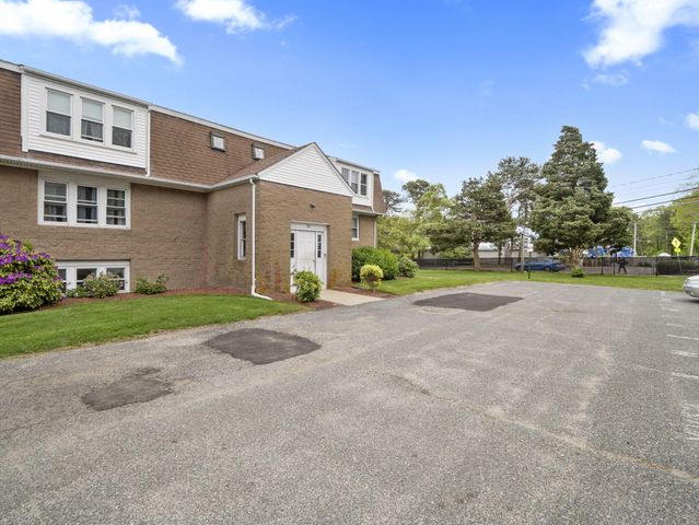24 Betty's Pond Road 1K, Hyannis, MA 02601
