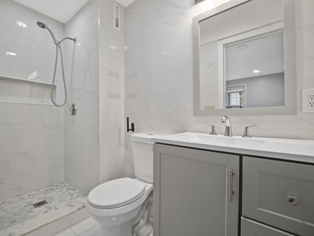 24 Betty's Pond Road 1K, Hyannis, MA 02601