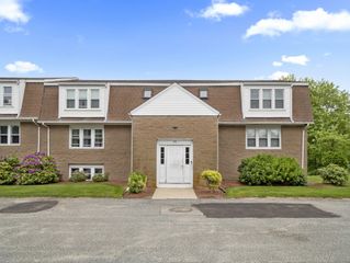 24 Betty's Pond Road 1K, Hyannis, MA 02601
