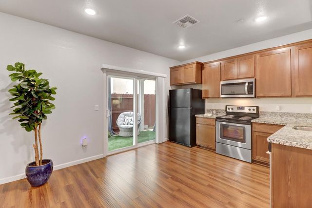 7896 Diamond Willow Ln, Sacramento, CA 95828