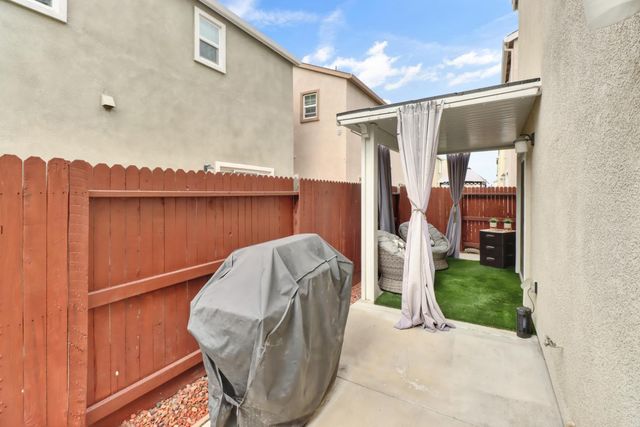 7896 Diamond Willow Ln, Sacramento, CA 95828