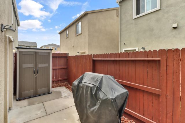 7896 Diamond Willow Ln, Sacramento, CA 95828