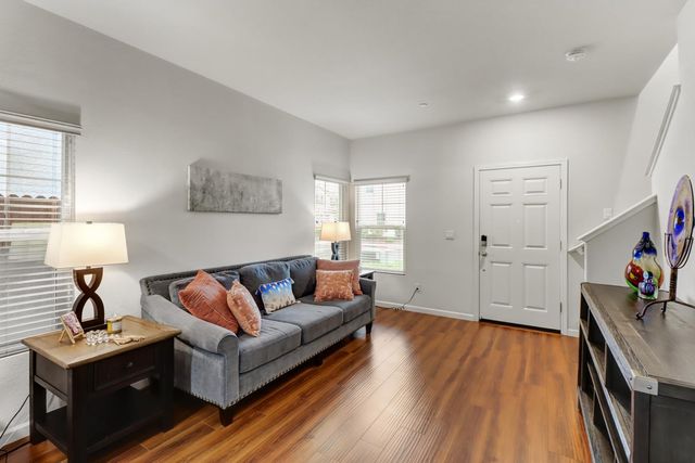 7896 Diamond Willow Ln, Sacramento, CA 95828