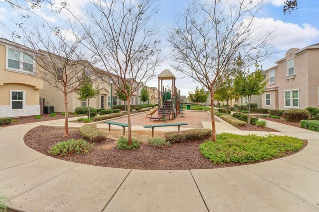 7896 Diamond Willow Ln, Sacramento, CA 95828