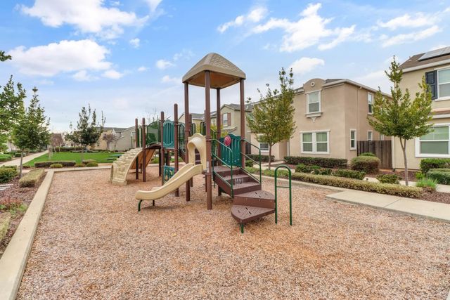 7896 Diamond Willow Ln, Sacramento, CA 95828