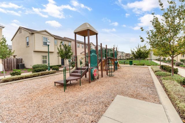 7896 Diamond Willow Ln, Sacramento, CA 95828