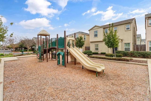 7896 Diamond Willow Ln, Sacramento, CA 95828