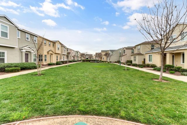 7896 Diamond Willow Ln, Sacramento, CA 95828