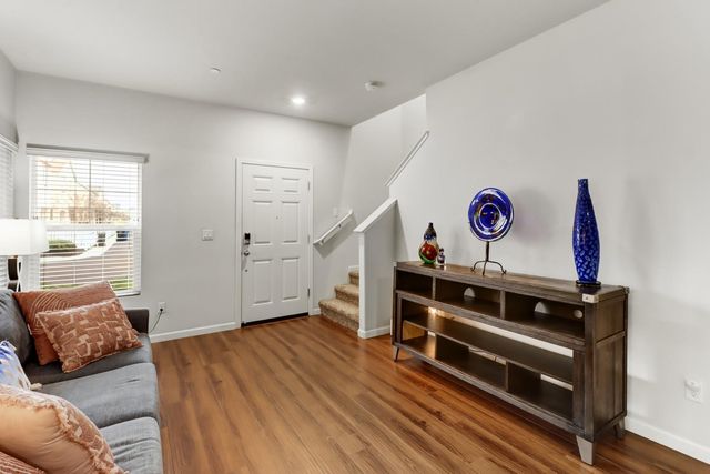 7896 Diamond Willow Ln, Sacramento, CA 95828