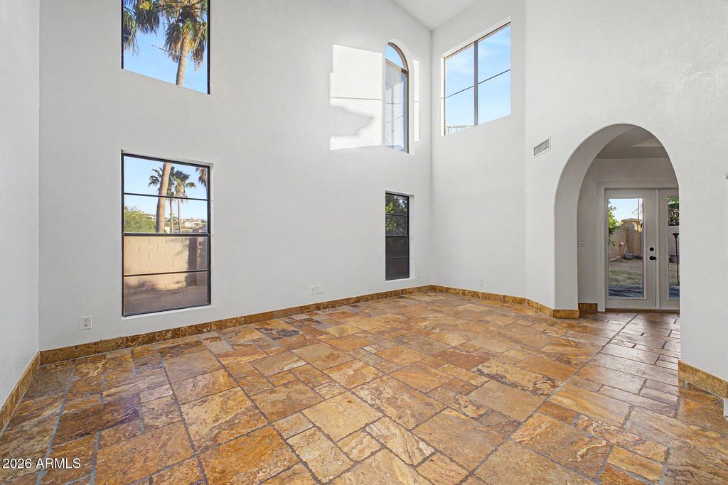 Image 3 of property listing at 14404 N 15TH Place, Phoenix, AZ 85022