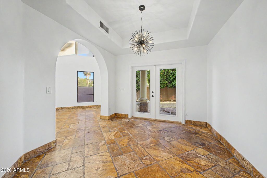 Image 4 of property listing at 14404 N 15TH Place, Phoenix, AZ 85022
