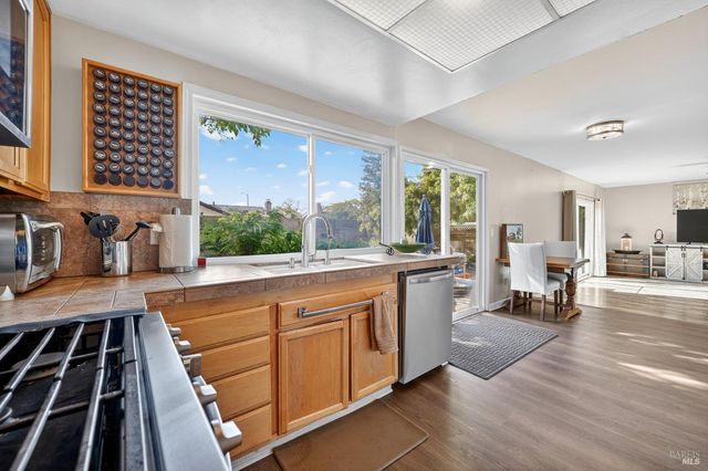 1020 Catalpa Way, Petaluma, CA 94954