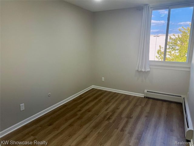 1653 Cass Lake Road D, Keego Harbor, MI 48320