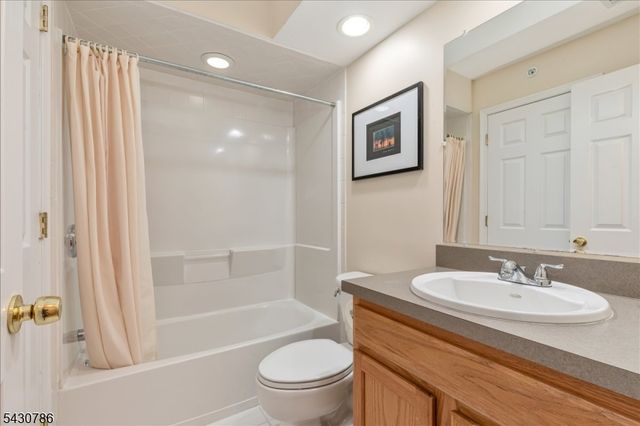 210 Stratford Pl, Bridgewater Twp., NJ 08805