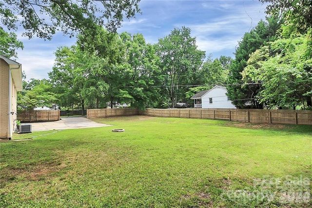 3052 Brookridge Lane, Charlotte, NC 28211