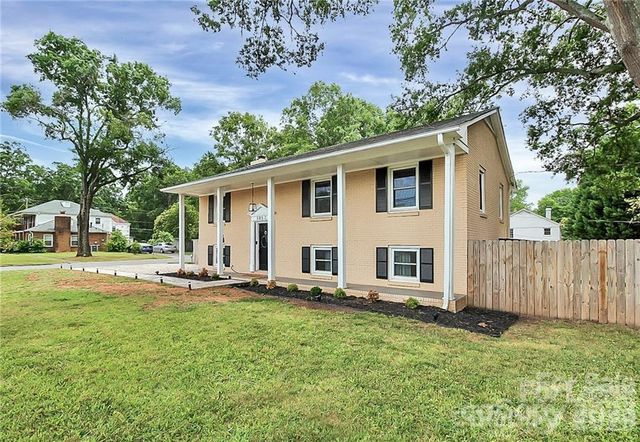 3052 Brookridge Lane, Charlotte, NC 28211