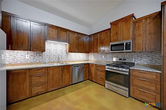 1940 S Magnolia Avenue, Luling, TX 78648