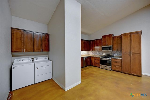1940 S Magnolia Avenue, Luling, TX 78648
