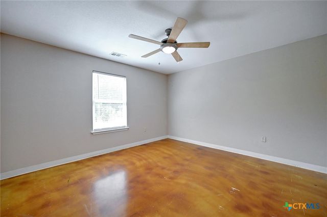 1940 S Magnolia Avenue, Luling, TX 78648