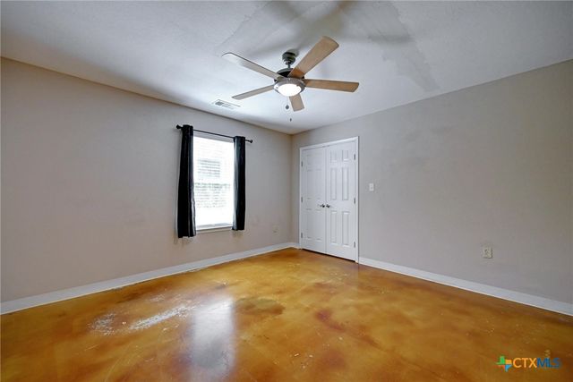 1940 S Magnolia Avenue, Luling, TX 78648