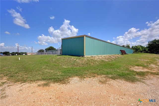 1940 S Magnolia Avenue, Luling, TX 78648