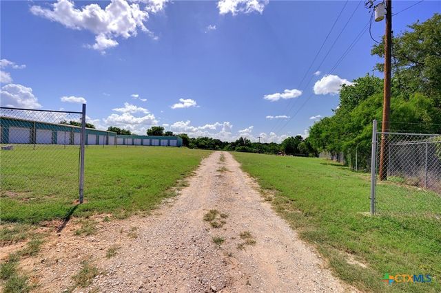 1940 S Magnolia Avenue, Luling, TX 78648